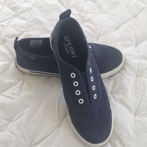 Comfortable and cute navy Sperry top-sliders.